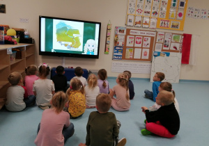 Dzieci oglądają film o Polsce